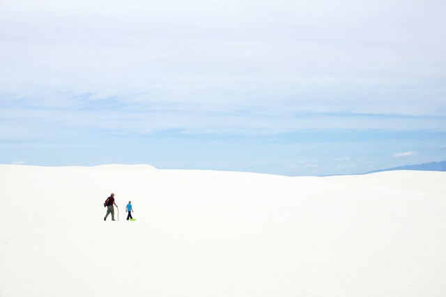 広大な荒野に突然あらわれる、純白の砂丘「ホワイトサンズ」