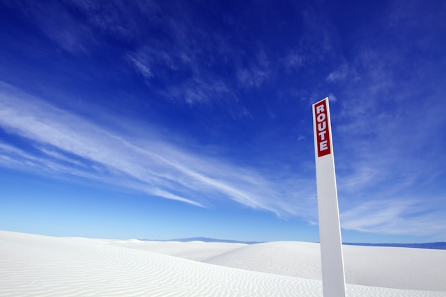 広大な荒野に突然あらわれる、純白の砂丘「ホワイトサンズ」