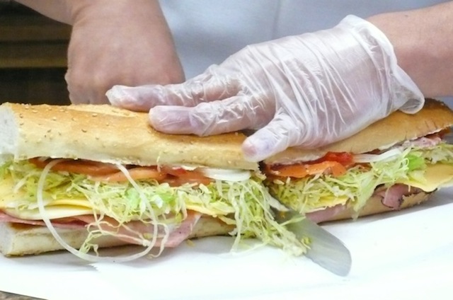 ニューヨーク警官、消防士御用達！特大サンドイッチ 「THE BOMB」