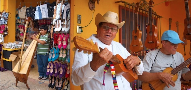 世界遺産の町が歌と踊りと音楽に包まれる、メキシコの「カンデラリアの祭り」