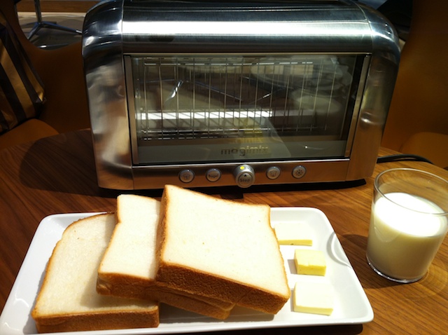 【行列の絶えない店】VIRONの食パン専門店にバタートースト評論家と行く