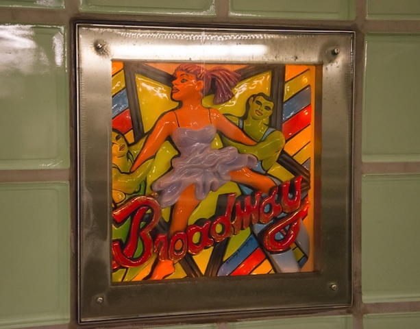 NYのエネルギーを感じる、タイムズ・スクエアの地下鉄アート