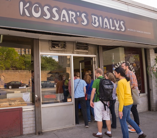 【NY】ユダヤ式ベーカリーの老舗、「茹でないベーグル」ビアリーの店