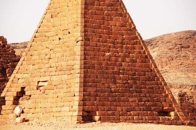 エジプトに憧れた古代人が造った、メロエの小型ピラミッド