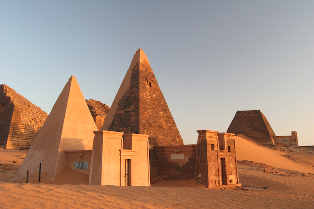 エジプトに憧れた古代人が造った、メロエの小型ピラミッド