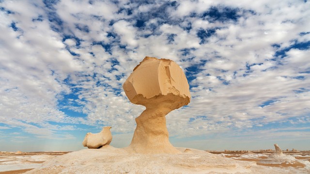 世界の絶景 風がつくった 奇岩の並ぶエジプト白砂漠 Tabizine 人生に旅心を