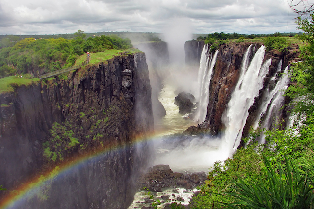 【ジンバブエ】命がけの崖っぷち体験！怖すぎる滝「ビクトリアフォールズ」
