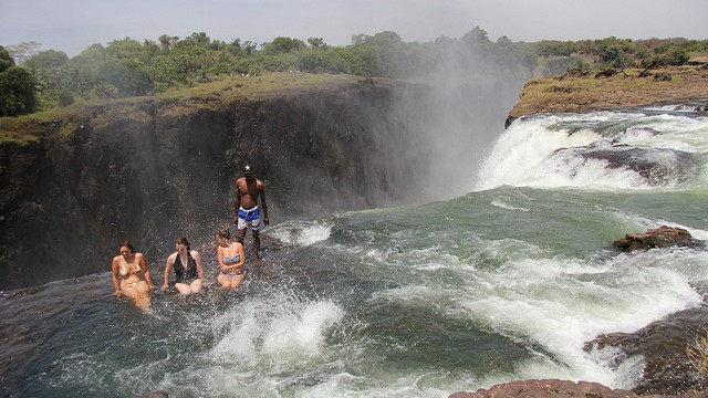 ジンバブエ】命がけの崖っぷち体験！怖すぎる滝「ビクトリアフォールズ