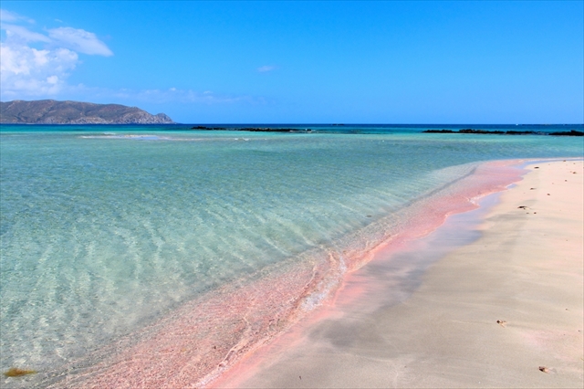 砂浜がピンク色に輝く、世界の絶景ビーチたち