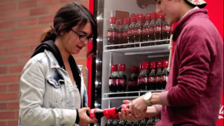コカ・コーラの斬新なアイディア「２人でキャップをあける」ボトル