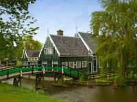 オランダの愛らしい田舎町、「緑の町」「白の町」「赤の町」