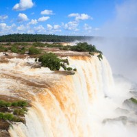 【世界遺産】大雨の影響で増水するイグアスの滝、その自然現象は脅威的！