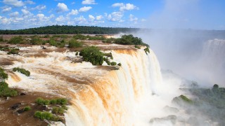【世界遺産】大雨の影響で増水するイグアスの滝、その自然現象は脅威的！