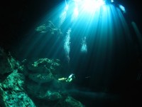 光のカーテンが神秘的すぎる地底湖　グランセノーテ