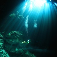 光のカーテンが神秘的すぎる地底湖　グランセノーテ