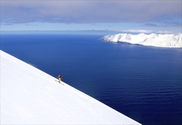 すべてが青く輝くアイスランドの 神秘的な７つの絶景 Tabizine 人生に旅心を