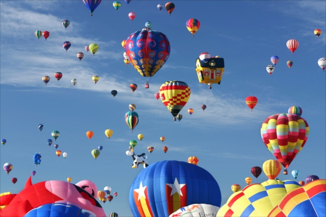 ７００個の気球が空一面をカラフルに彩る 世界一のバルーンフェスティバル Tabizine 人生に旅心を