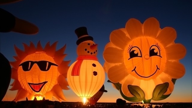 700個の気球が空一面をカラフルに彩る、世界一のバルーン