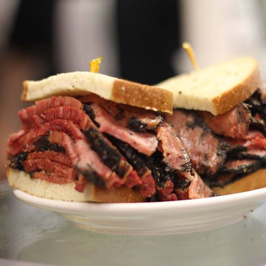 NY最古のデリカッセン名物、肉厚ジューシーな「パストラミ サンドイッチ」