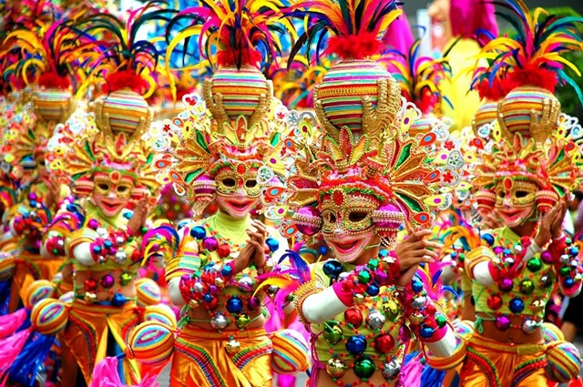 笑顔が皆を元気にしてくれる。フィリピンの「微笑みの都市」で行われるド派手なフェスティバル