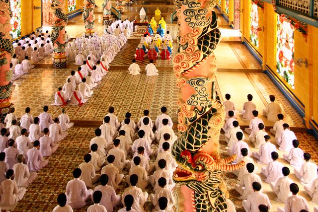 【ベトナム】世界の神様大集合！カラフルすぎる寺院は異空間
