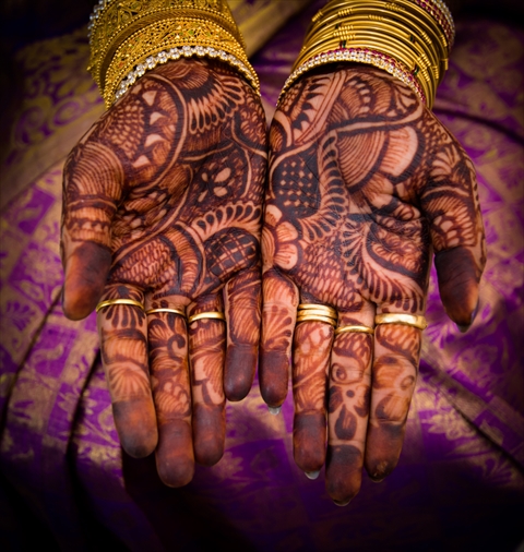【インド】緻密な美しさ！花嫁の幸せを祈るボディペイント