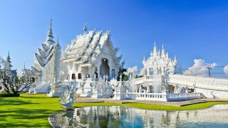 これぞチェンライの仏教美術！天国と地獄の純白寺院「ワットロンクン」