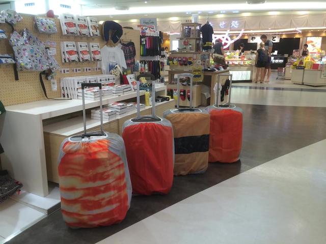 日本発のクールなスーツケースカバー、「回転寿司」でゴロゴロと旅をしよう