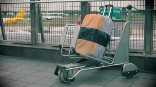 日本発のクールなスーツケースカバー、「回転寿司」でゴロゴロと旅をしよう