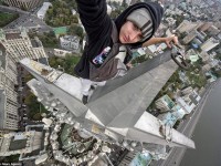 命綱なしでの試み！アジアの高層ビルに登る２０歳の男性が話題に！