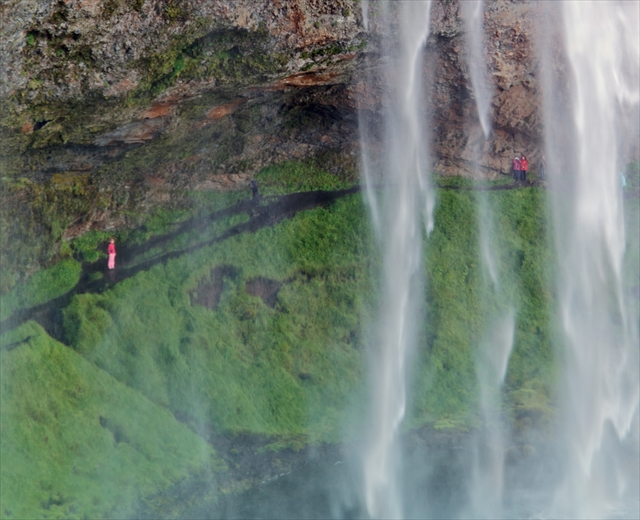 思わず現実かどうか疑う幻想的な風景「セリャラントスフォスの滝」