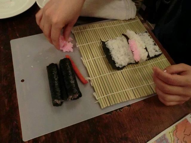 切って初めて完成?!見て食べて楽しめる”たまちゃん”の巻き寿司アート