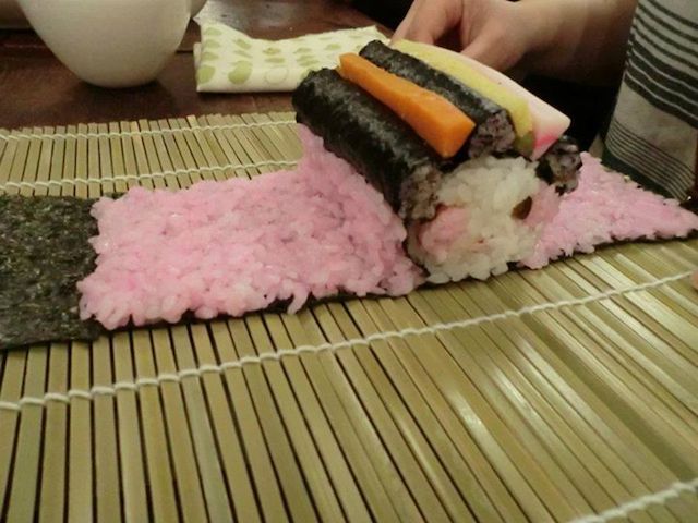 切って初めて完成?!見て食べて楽しめる”たまちゃん”の巻き寿司アート