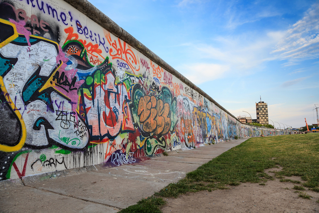 ベルリンの壁崩壊から２５周年。１５kmに渡る壁を光で再現した映像が感動的！