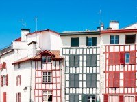 カラフルな街並が魅力、フランス南西部の都市「バイヨンヌ」