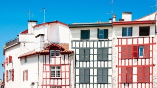 カラフルな街並が魅力、フランス南西部の都市「バイヨンヌ」