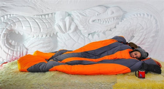 マイナス４０℃にも耐えられる寝袋で一夜を過ごす。スイスにあるアイスホテル