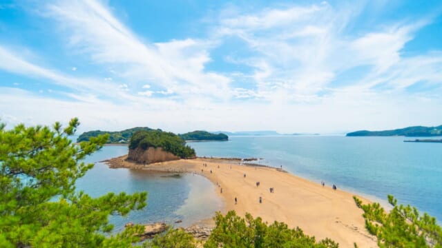 【恋人の聖地】大切な人と歩きたい。香川県小豆島の人気観光スポット「エンジェルロード」 | TABIZINE～人生に旅心を～