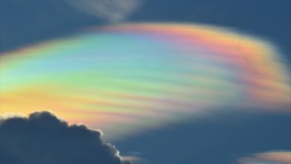 都内にも出現！見るといいことが起こりそうな、雲が虹色に染まる「彩雲」
