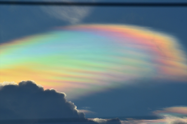 都内にも出現！見るといいことが起こりそうな、雲が虹色に染まる「彩雲」