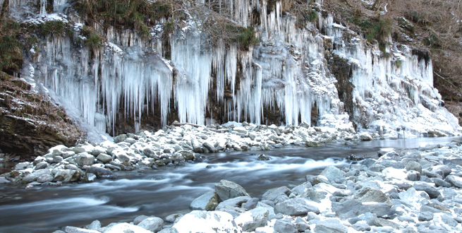 奥秩父の冬の風物詩 幻想的な三十槌の氷柱を見て真冬の美を堪能 Tabizine 人生に旅心を