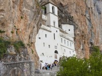 断崖絶壁に隠れた秘境の聖地　オストログ修道院