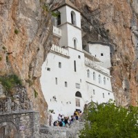 断崖絶壁に隠れた秘境の聖地　オストログ修道院