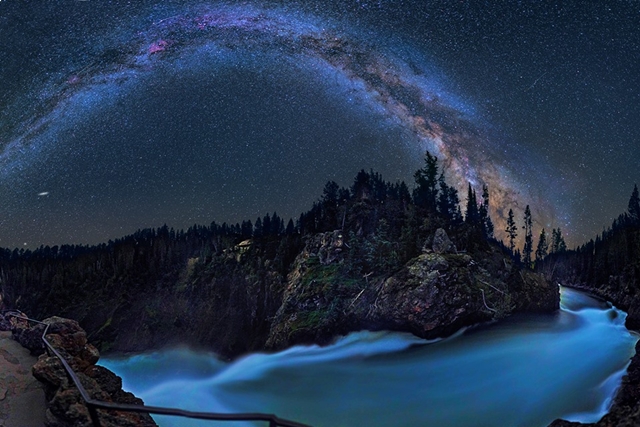 【自然が生み出す光の世界】天体写真家が撮影した「天の川」の絶景写真