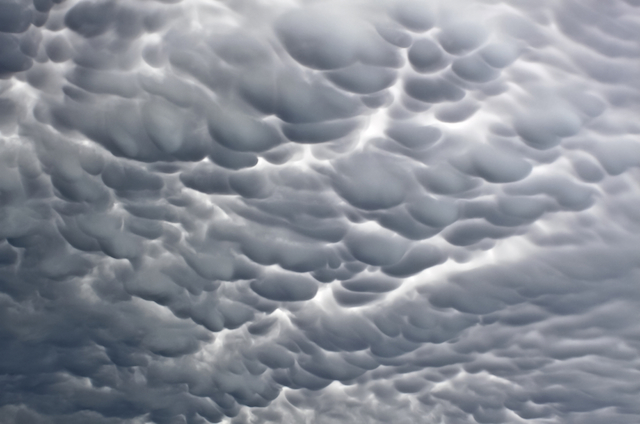 モコモコの雲が面白い…けれど実は危険な「乳房雲」