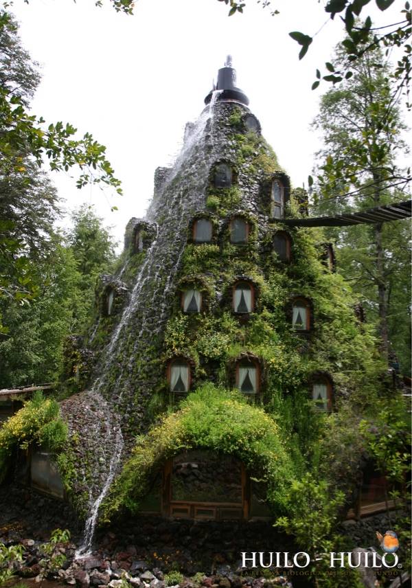 まるでファンタジーの世界！神秘の森の奥に、植物で覆われた不思議なホテルが・・・