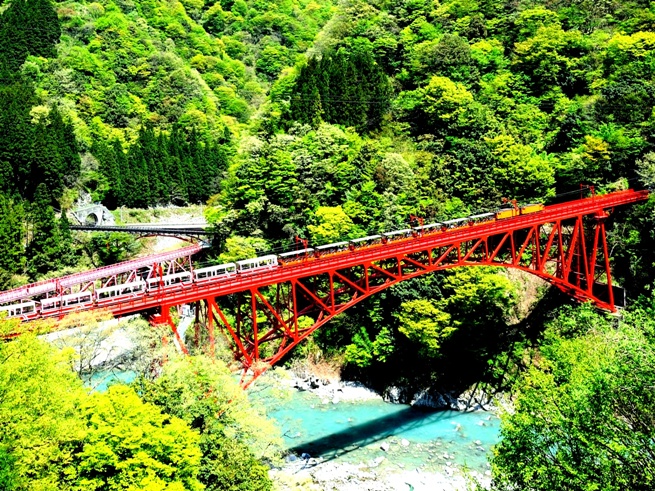 全長２０．１ｋｍ！日本最深のＶ字峡谷トロッコ電車の旅