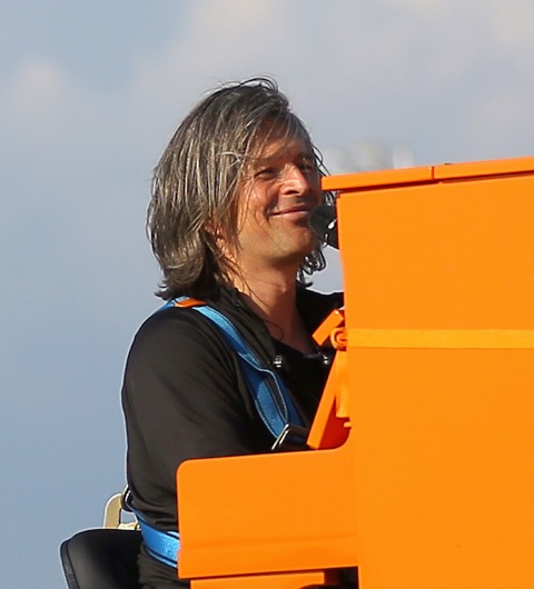 世界中で話題！空飛ぶ演奏家のオレンジピアノが横浜に！