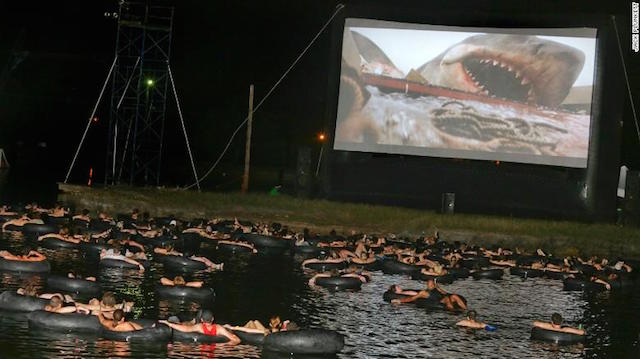 【面白ネタ】恐怖！あの絶叫映画「ジョーズ」を水中で観る映画館