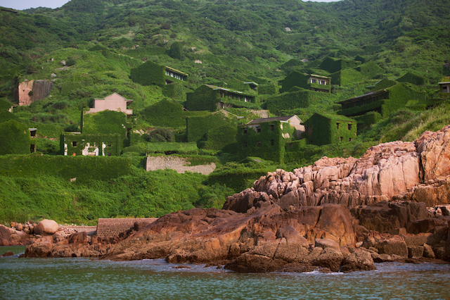ラピュタのように緑に覆われた神秘的な漁村